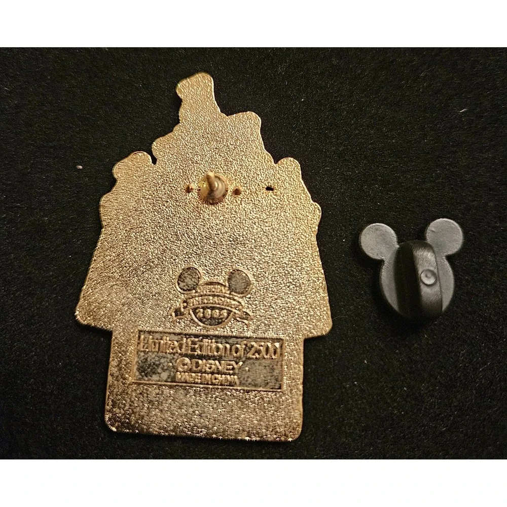 Disneyland The Merriest Place on Earth 2005 Mickey Mouse LE Trading Pin
